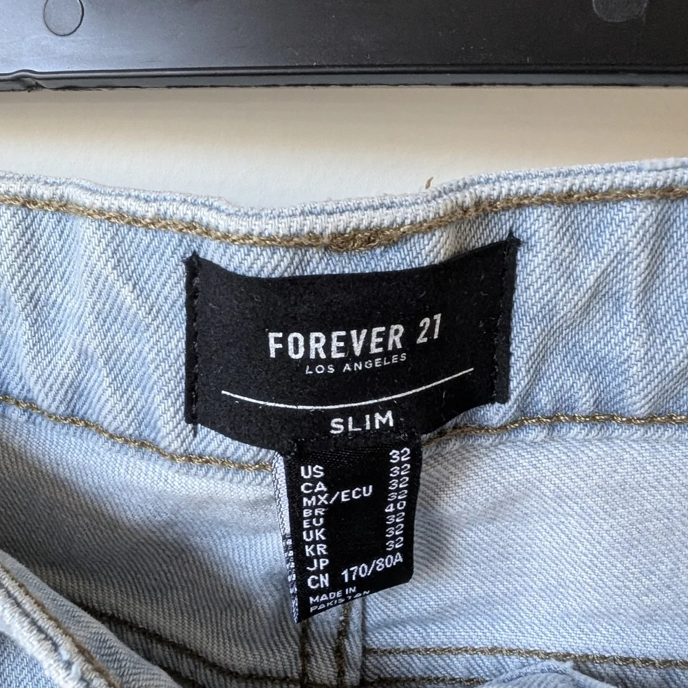 Forever 21 Light Wash Distressed Slim Fit Jeans Size 32